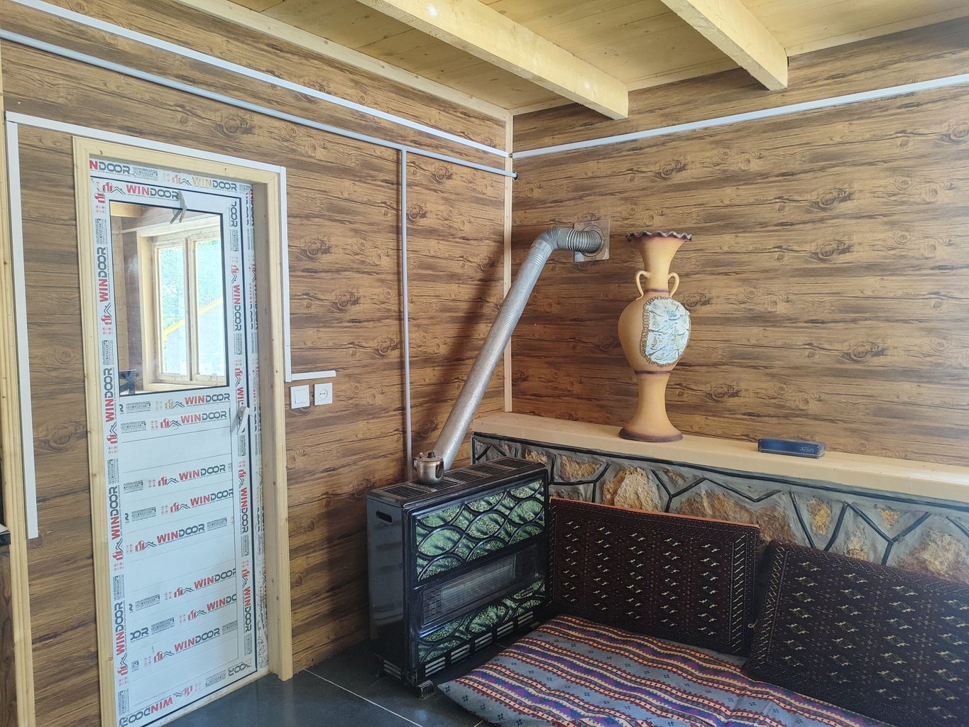 کلبه یک خوابه دشت شقایق های لار