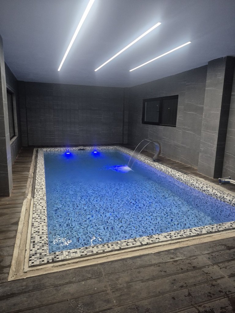 ویلا چهارخوابه استخردار آبگرم سپید پالاس