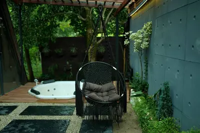 کلبه دوخوابه سوئیسی جکوزی دار هوم ماهورا