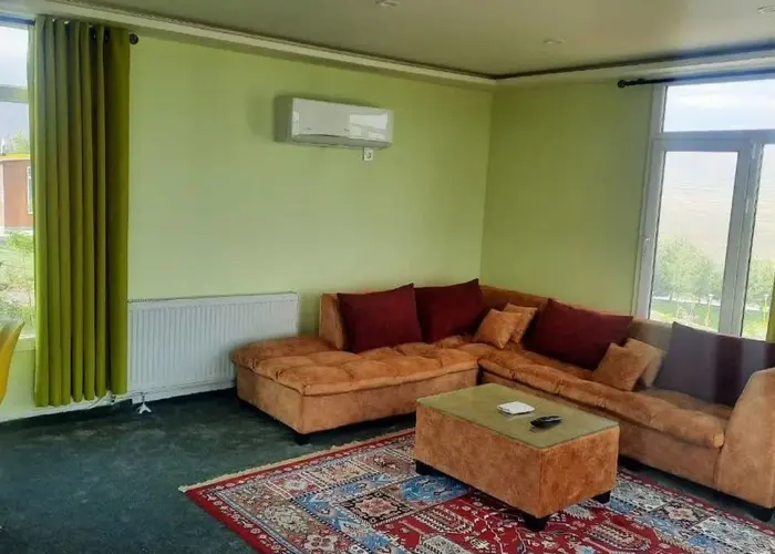 ویلا یک خوابه عمران زاینده رود 2 - سالن  با مبلمان و اسپیلیت و پنجره وپرده