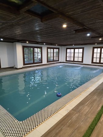 ویلا چهارخوابه استخردار آبگرم کاخ سلطنتی