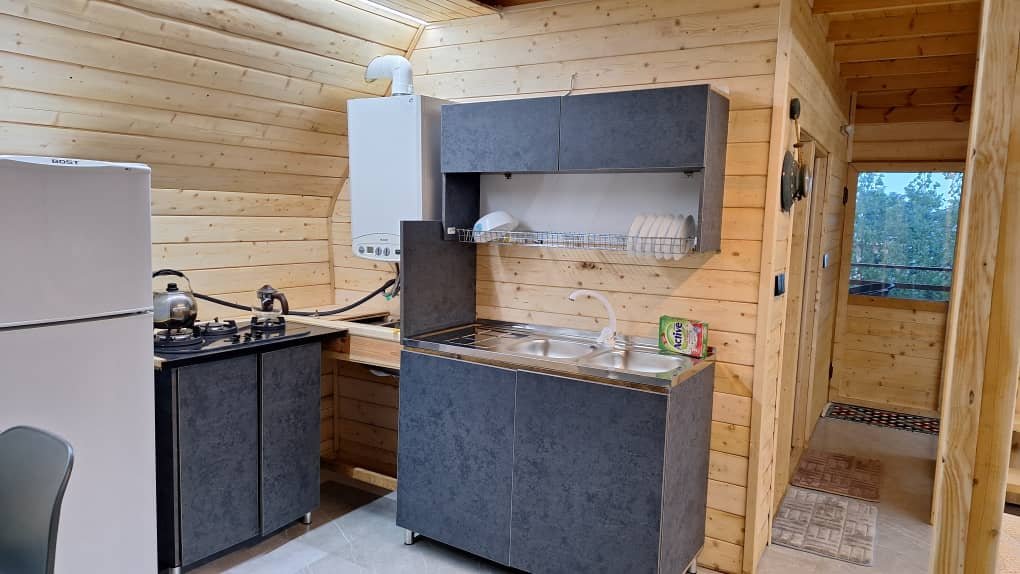 کلبه دوخوابه سوئیسی جکوزی دار دوهزار باروما