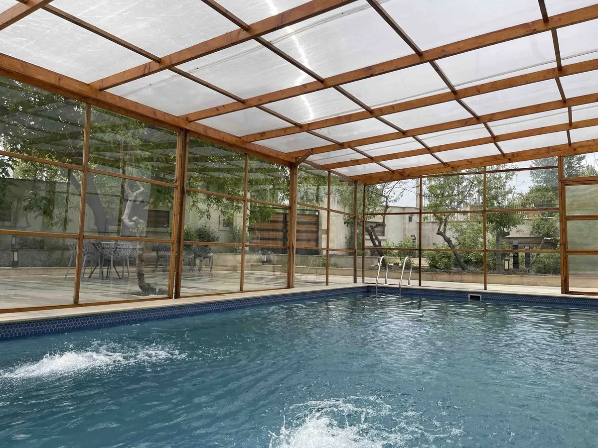 ویلا چهارخوابه استخردار آبگرم سرمه - استخر دو منظوره چهارفصل متحرک