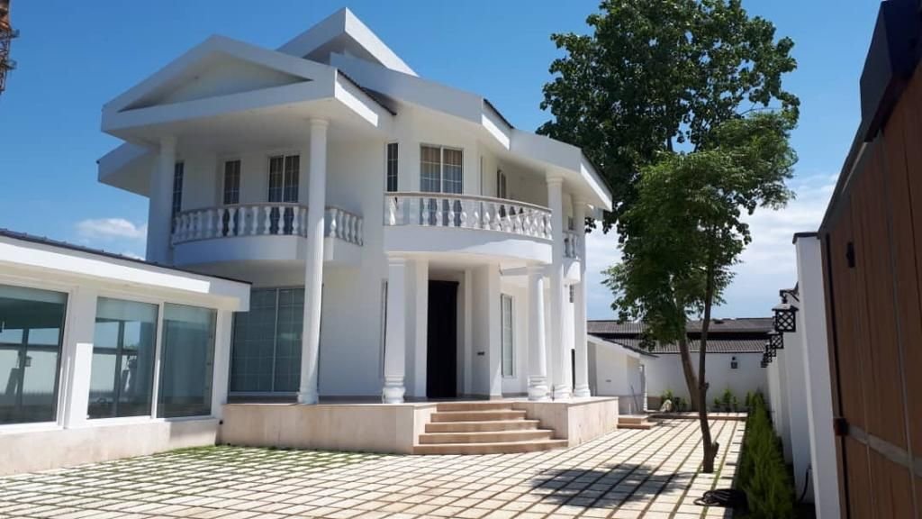 ویلا سه خواب استخردار آبگرم سفید