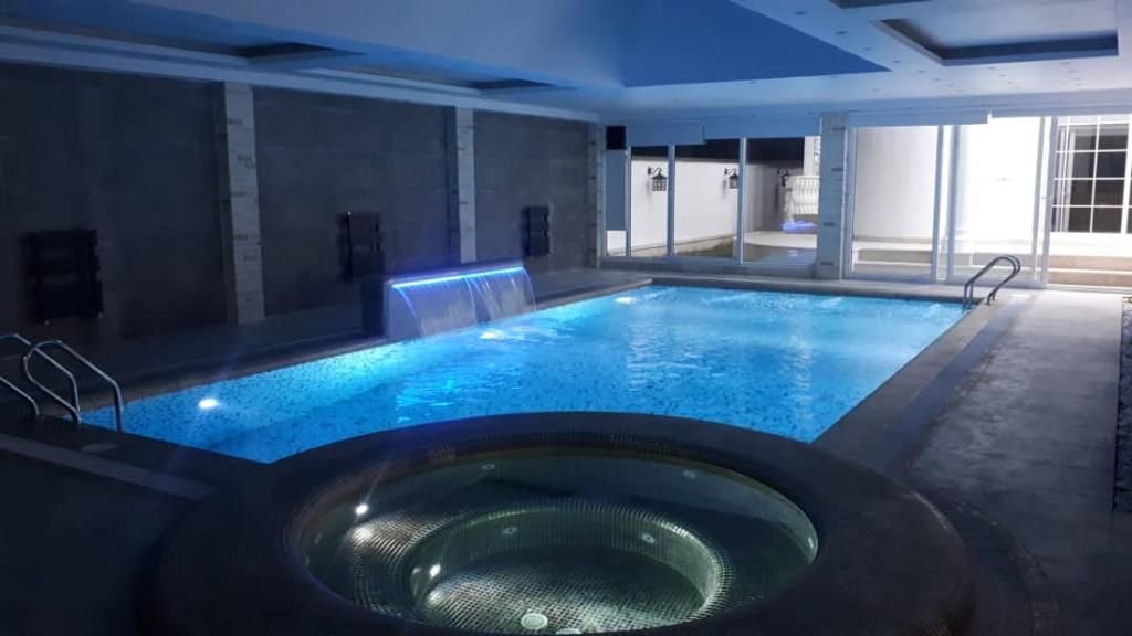 ویلا سه خواب استخردار آبگرم سفید