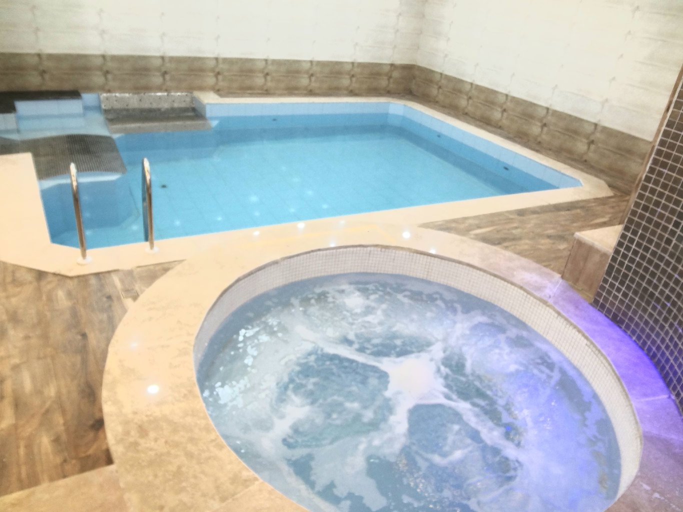 ویلا سه خوابه استخردار آبگرم برگ سبز