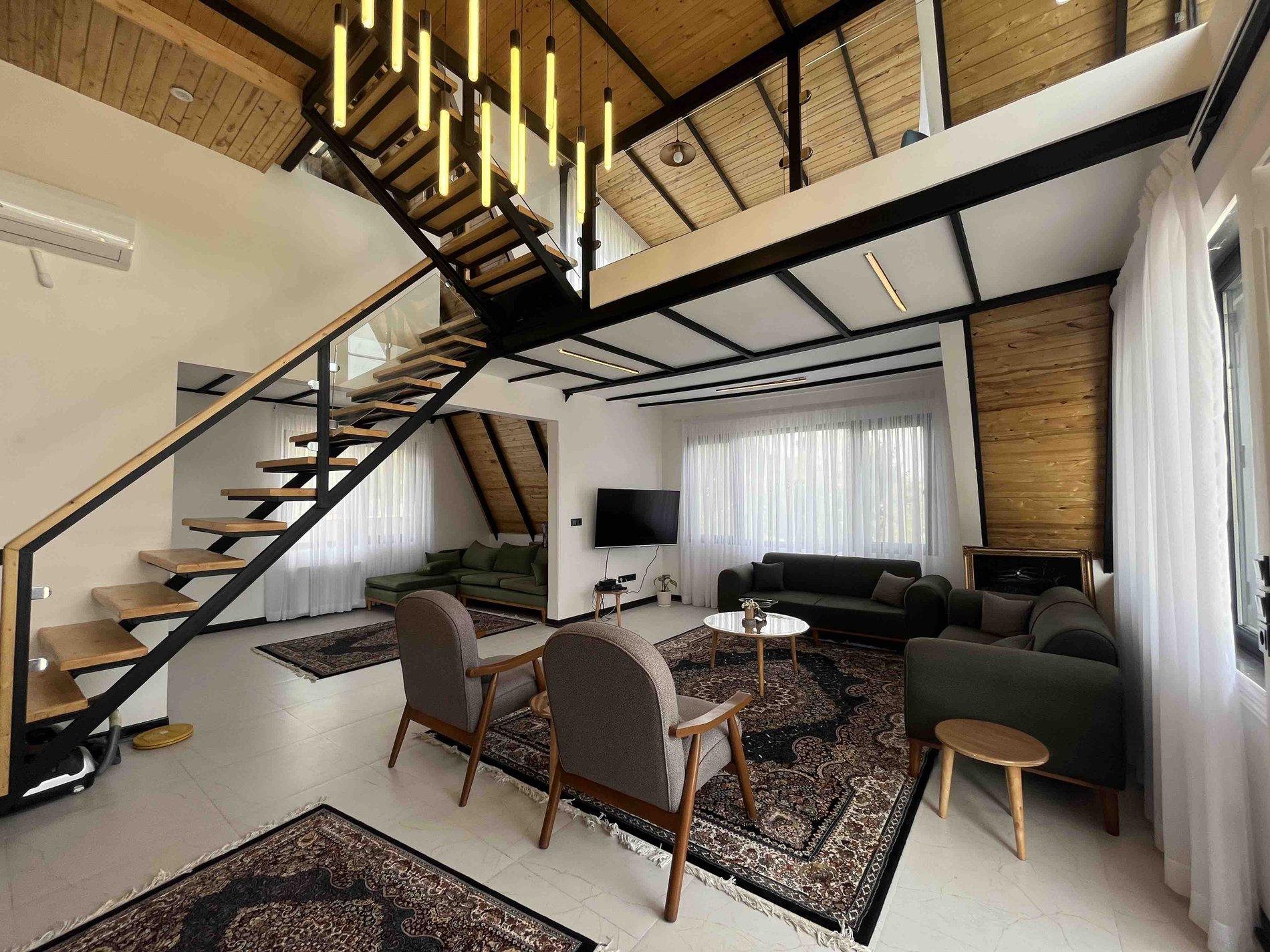 ویلا دوخوابه سوئیسی استخردار آبگرم نیرا