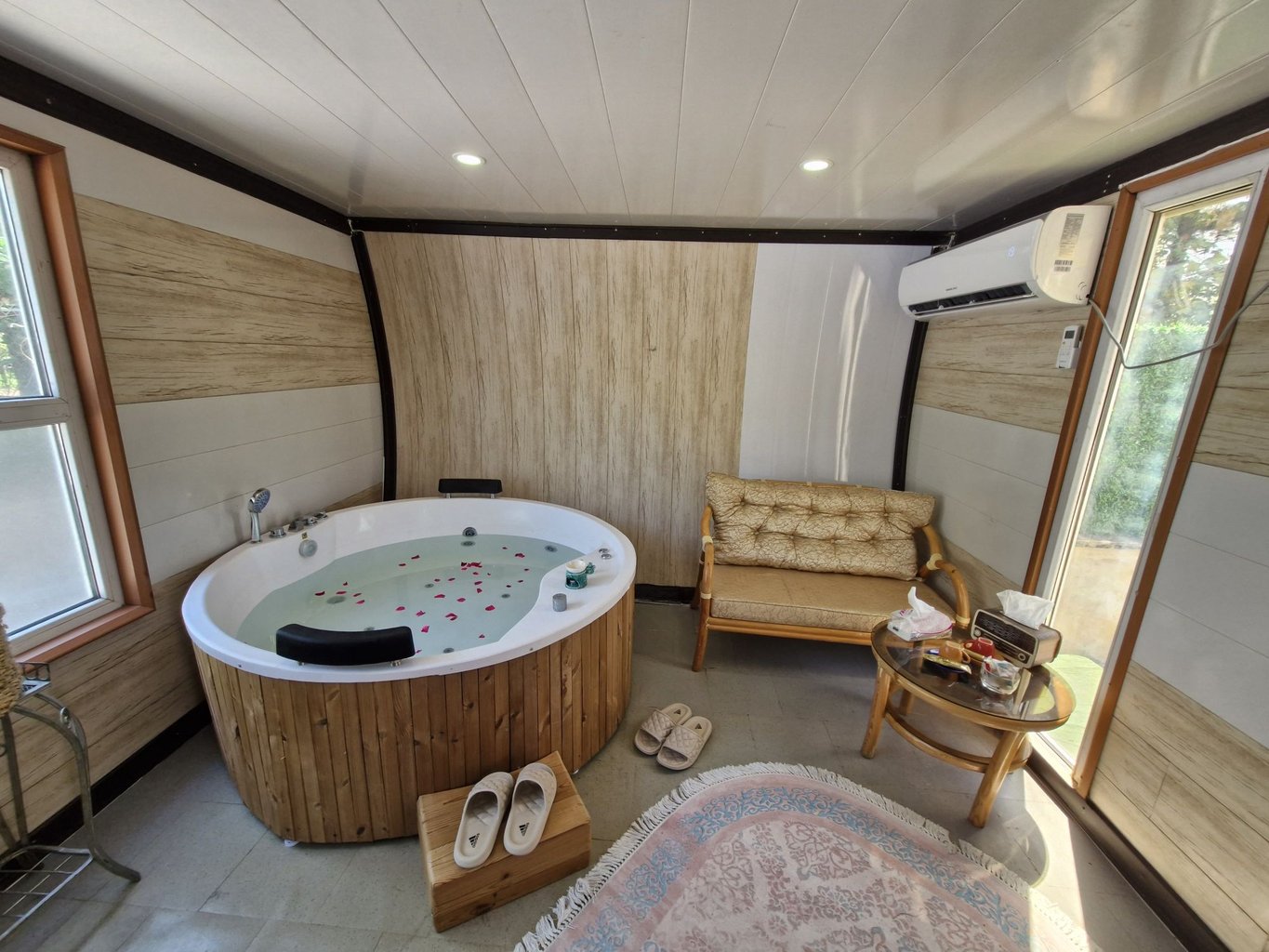 یک خوابه جکوزی دار هابیت