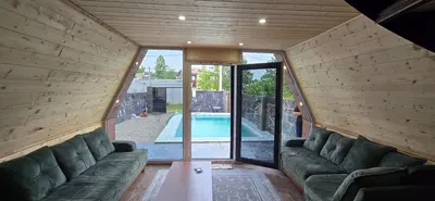 کلبه دوخوابه سوئیسی استخردار آبگرم جزیره 2