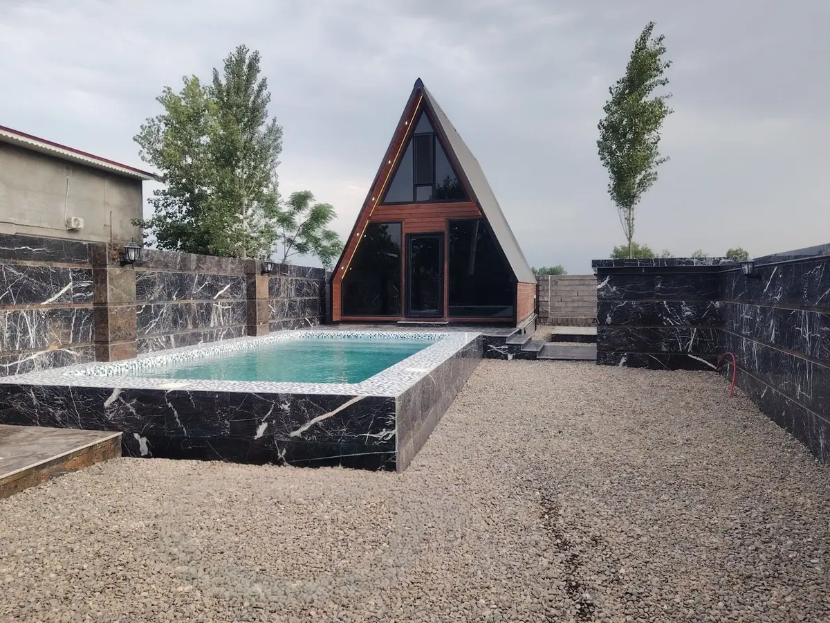 کلبه دوخوابه سوئیسی استخردار آبگرم جزیره 2