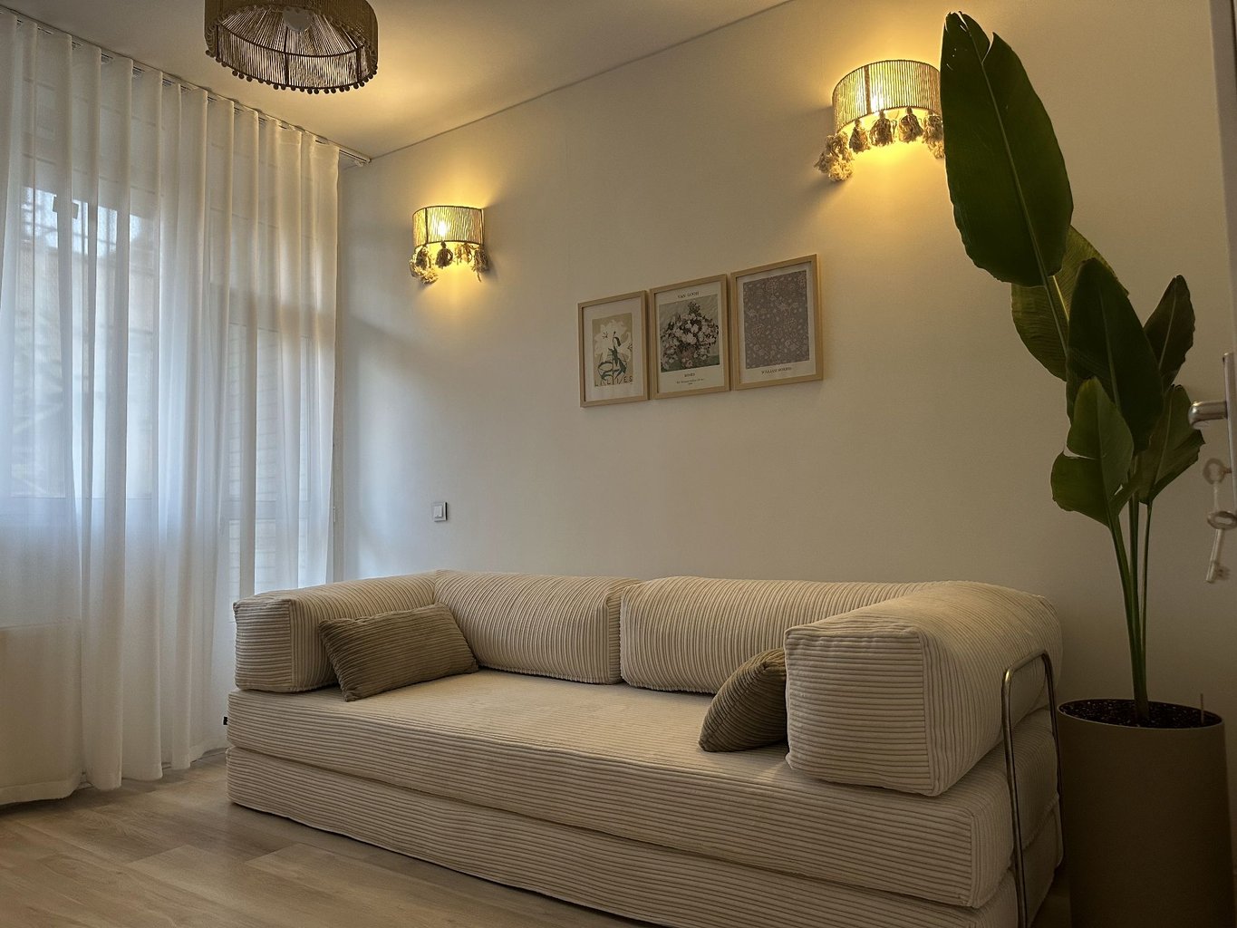 آپارتمان دوخوابه ملافه سفید