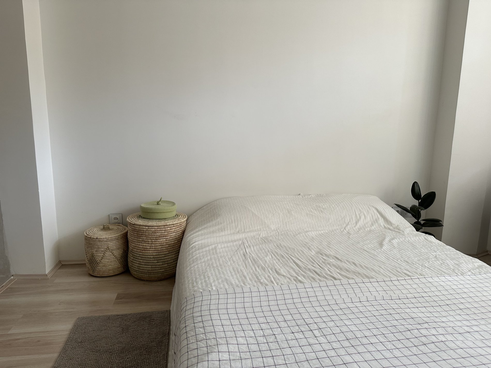 آپارتمان یک خوابه ملافه سفید دوپامین