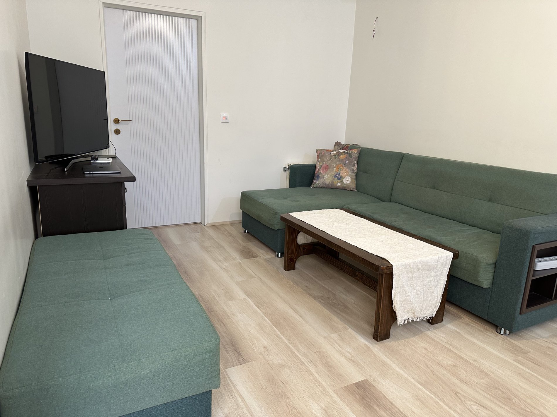 آپارتمان یک خوابه ملافه سفید دوپامین