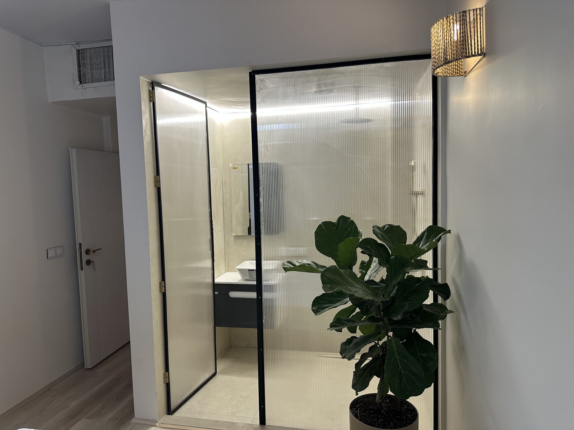 آپارتمان یک خوابه ملافه سفید دوپامین