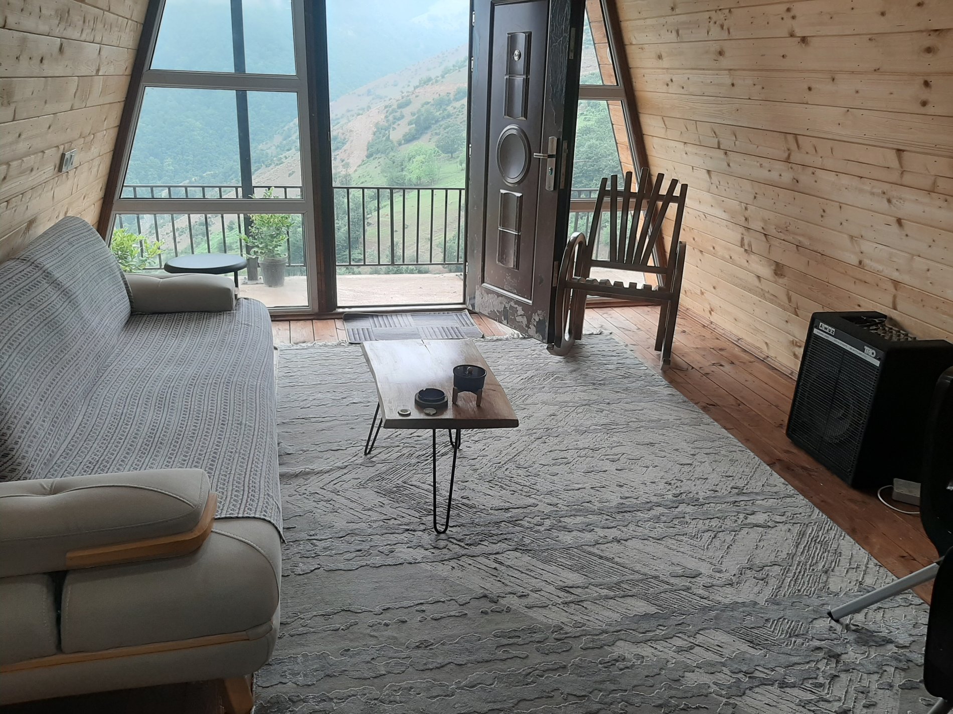 کلبه یک خوابه سوئیسی تمشک دره