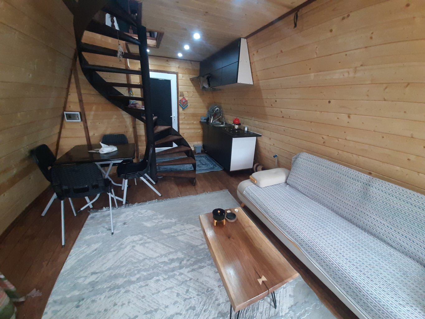 کلبه یک خوابه سوئیسی تمشک دره