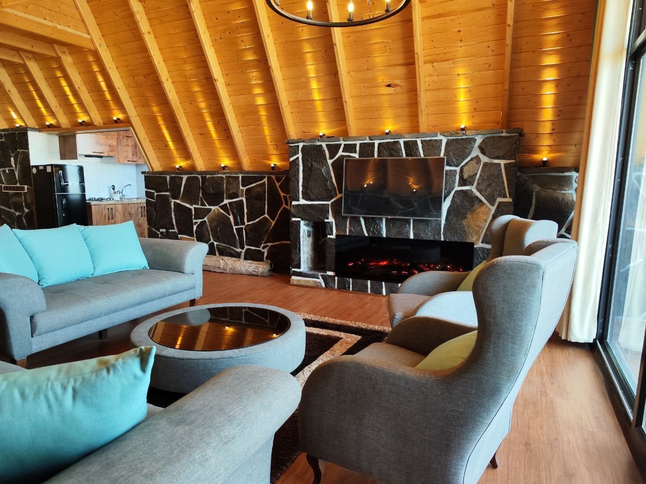 کلبه سه خوابه سوئیسی استخردار آبگرم گریفین