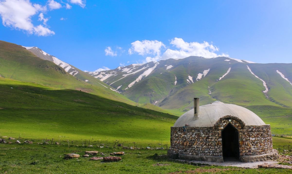 بوم گردی اکوکمپ دورنا - کلبه کوهستانی گرد