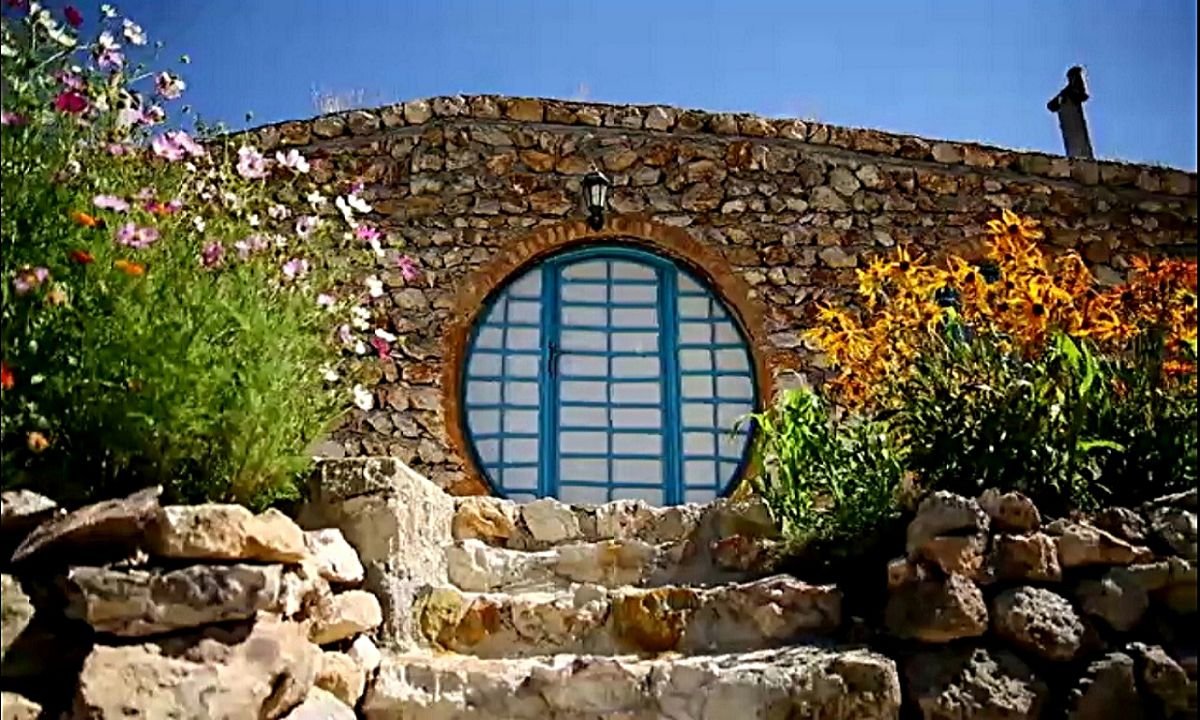 بوم گردی اکوکمپ دورنا - خانه هابیتی