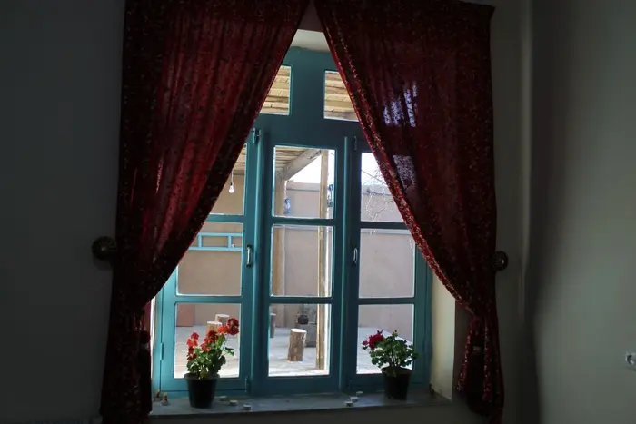 قاراپاپاق - واحد عصر آهن - نمای پنجره اتاق عصر آهن به ایوان