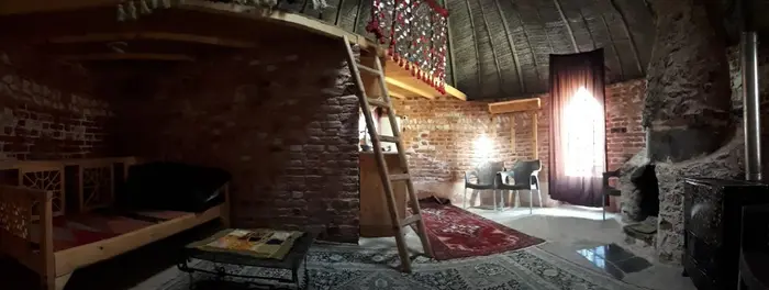 بوم گردی اکوکمپ دورنا - اتاق سه تخته کاروانسرا