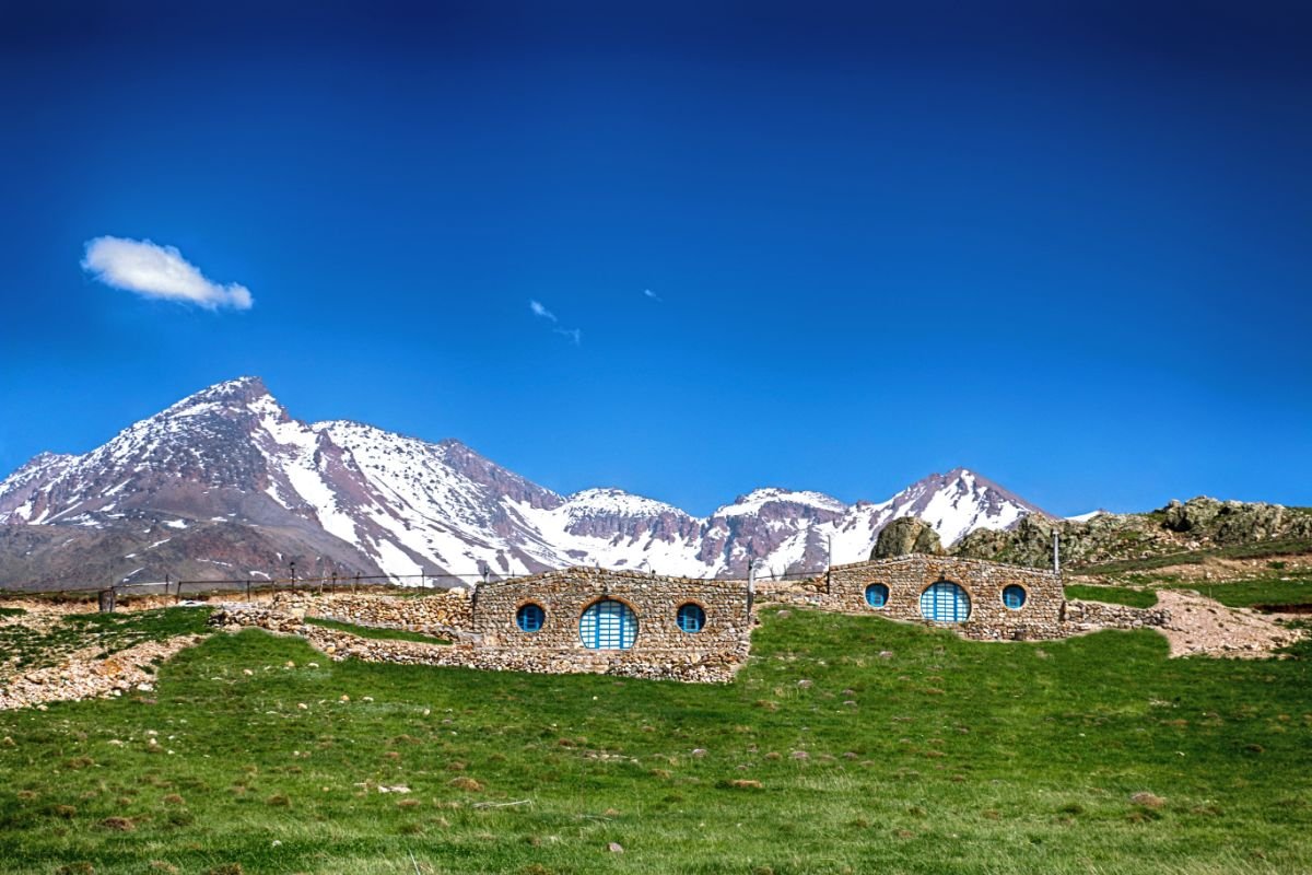 بوم گردی اکوکمپ دورنا - خانه هابیتی