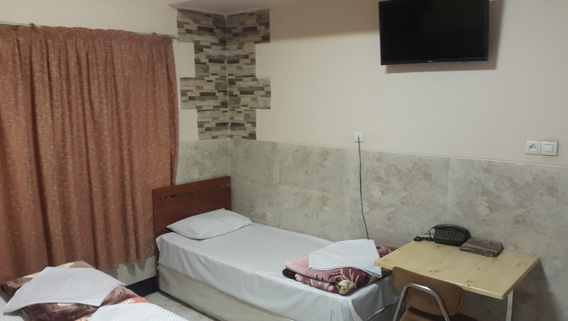 مسافرخانه مهران ولیعصر - اتاق چهار تخته