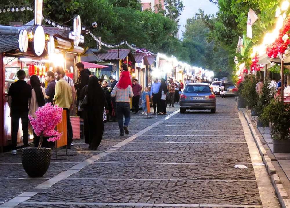 مردم در حال خرید استریت فود در خیابان سی تیر