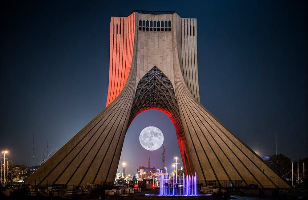 برج آزادی در شب