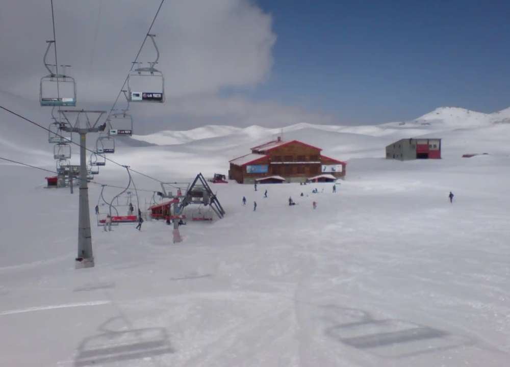 نمایی از تله‌کابین توچال پوشیده در برف