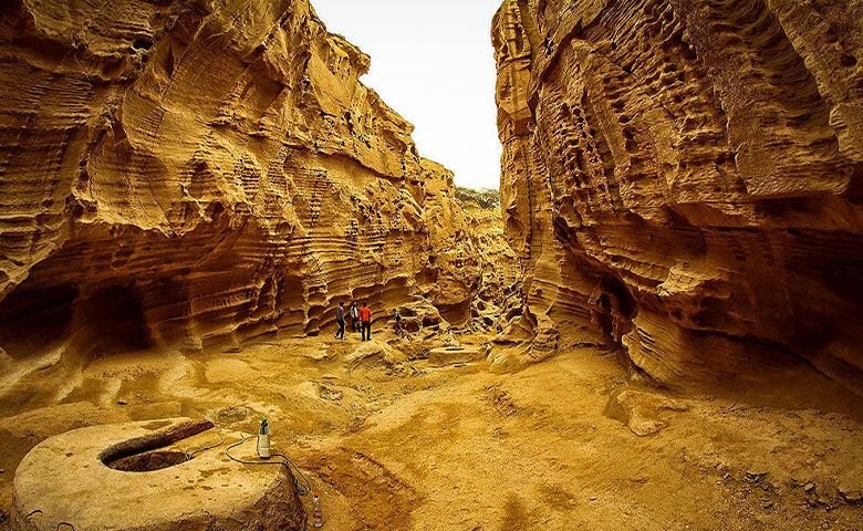 بهترین-جاهای-دیدنی-قشم-در-نزدیکی-تنگه-چاهکوه.jpg