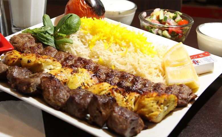 چشیدن-طعم-غذاهای-لذیذ-بازار.jpg