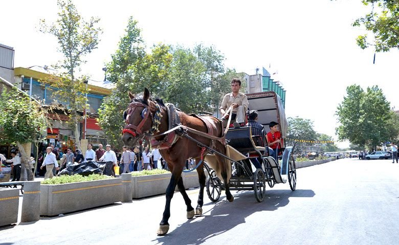 کالسکه-سواری-در-بازار-تهران.jpg