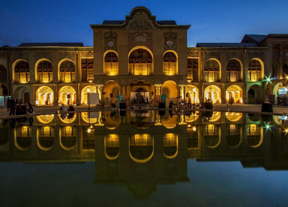 نمای بیرونی عمارت مسعودیه تهران با حوض آب بزرگ