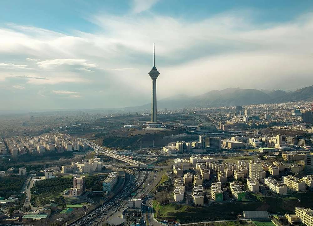 نمای باز از شهر تهران و برج میلاد