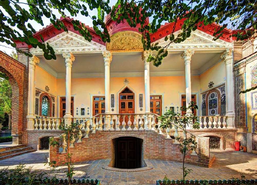 نمای بیرونی خانه موزه مقدم با ستون‌های سفید