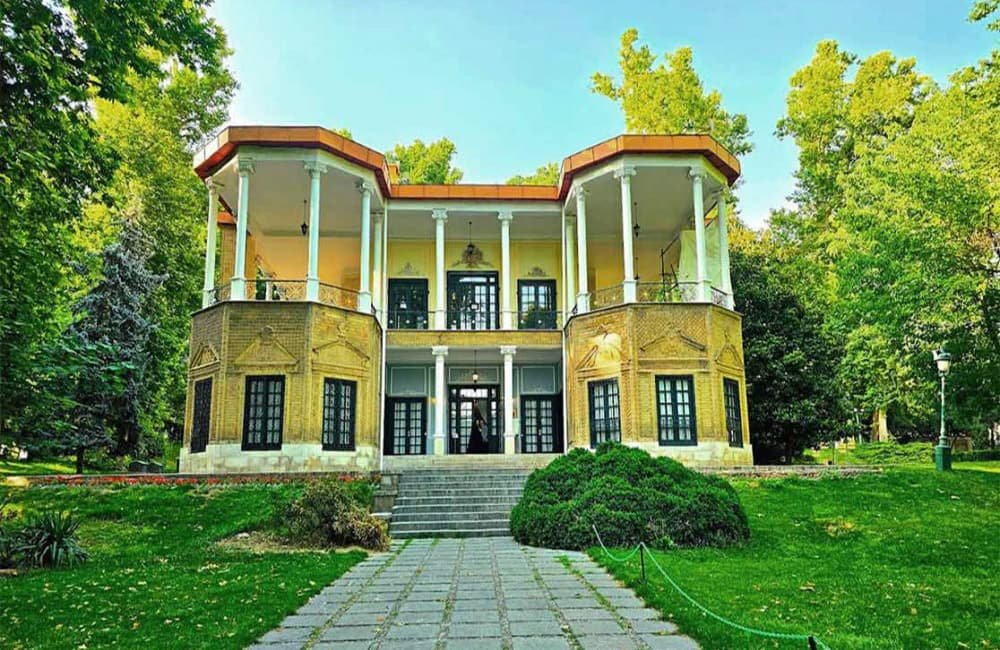 کاخ نیاوران در میان چمن و درخت