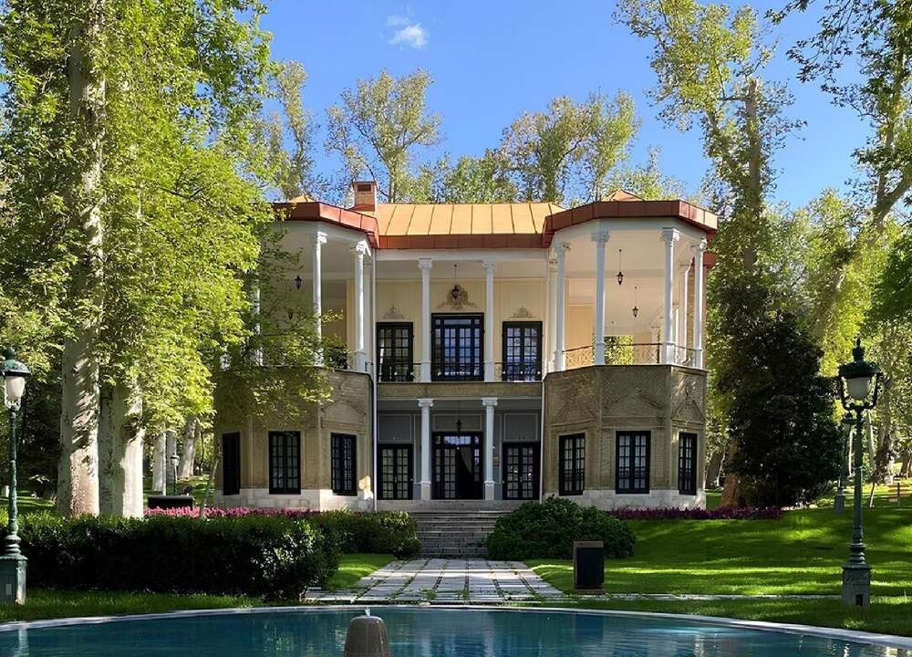 نمای بیرونی کاخ نیاوران با حوض آبی