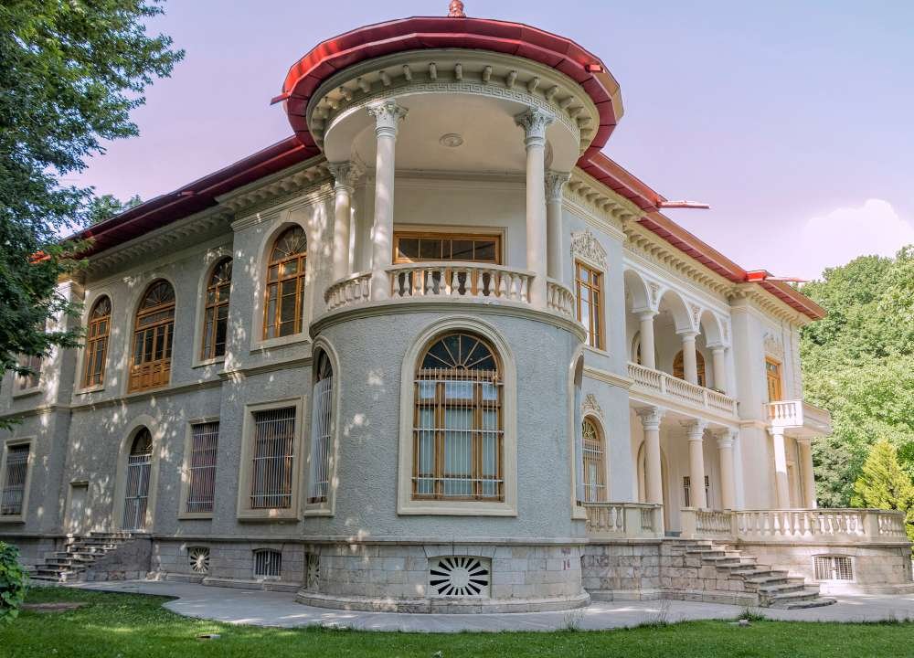 نمای بیرونی از معماری یکی از کاخ‌های مجموعه سعدآباد
