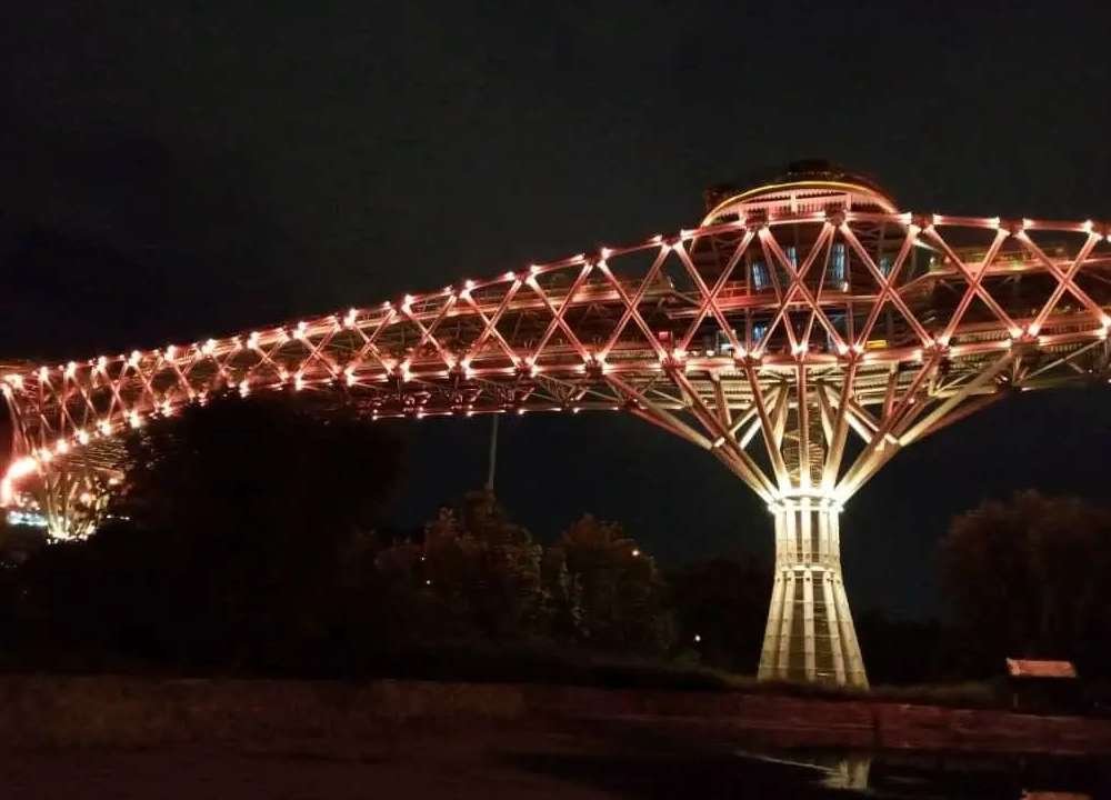 نمای پل طبیعت تهران در شب