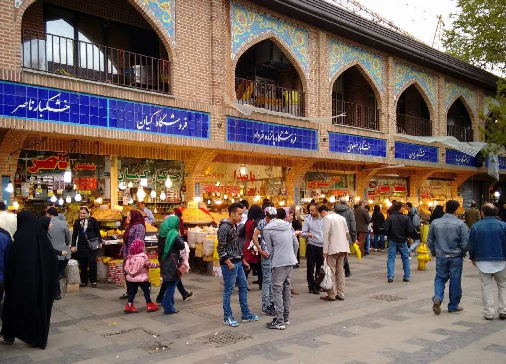 جمعیت مردم در حال خرید از بازار بزرگ تهران